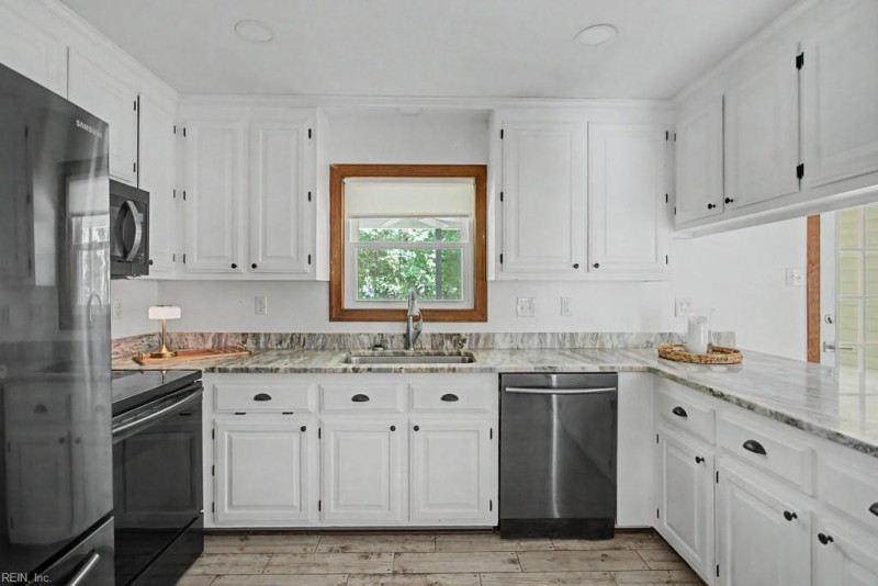 Photo 11 of 35 residential for sale in Gloucester County virginia