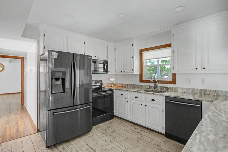 Photo 12 of 35 residential for sale in Gloucester County virginia