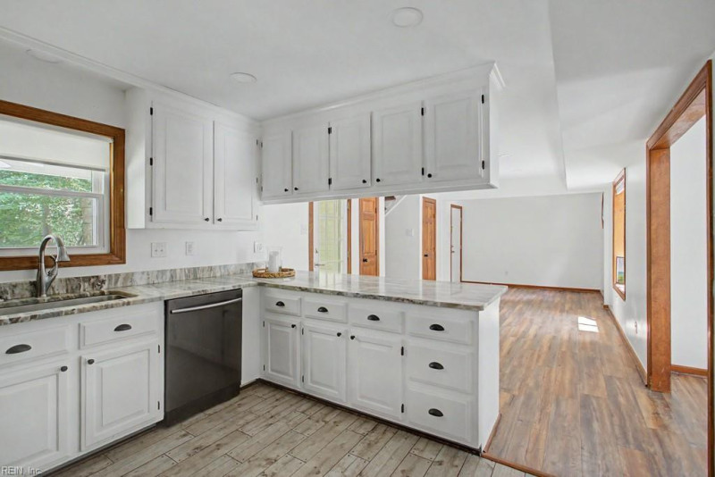 Photo 13 of 35 residential for sale in Gloucester County virginia