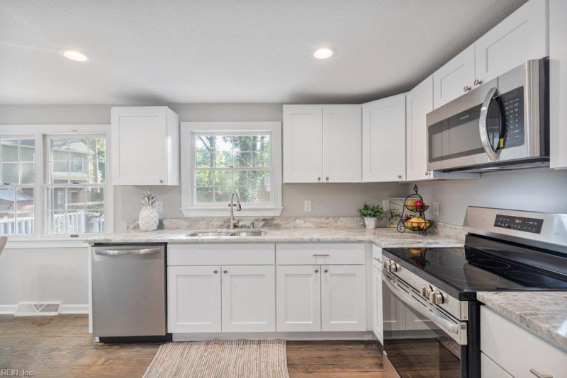 Photo 10 of 49 residential for sale in Chesapeake virginia