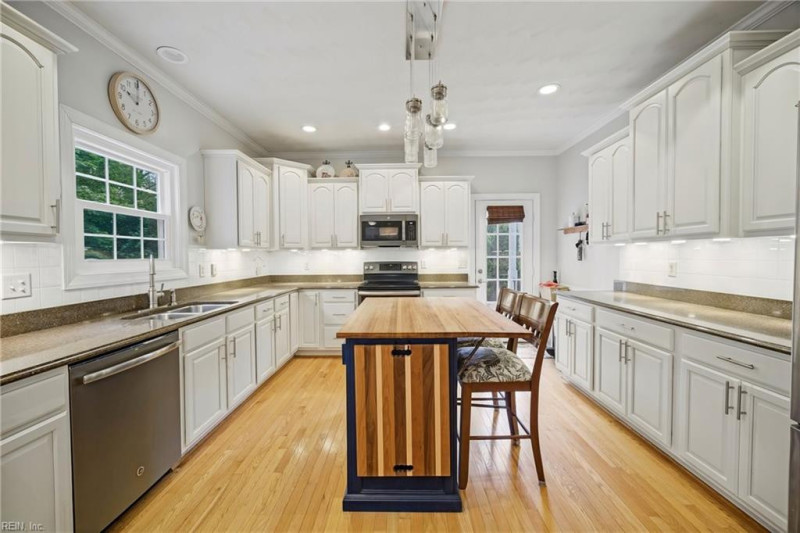 Photo 3 of 21 residential for sale in Chesapeake virginia
