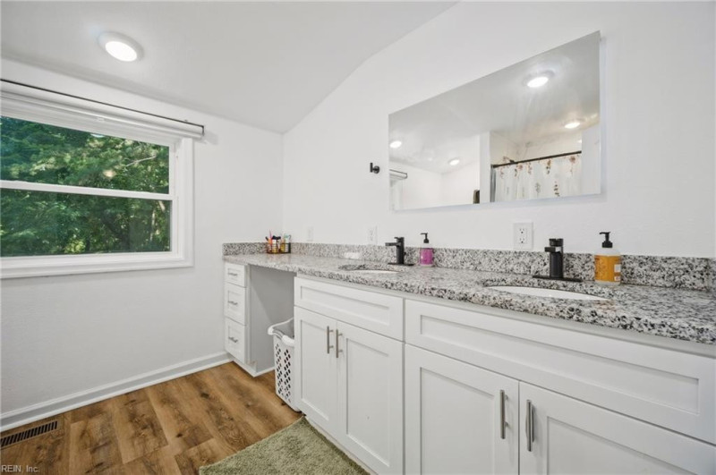 Photo 12 of 31 residential for sale in Portsmouth virginia