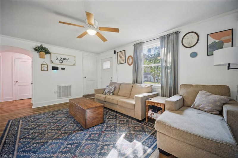 Photo 3 of 31 residential for sale in Portsmouth virginia