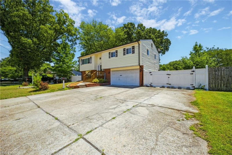 Photo 4 of 33 residential for sale in Virginia Beach virginia