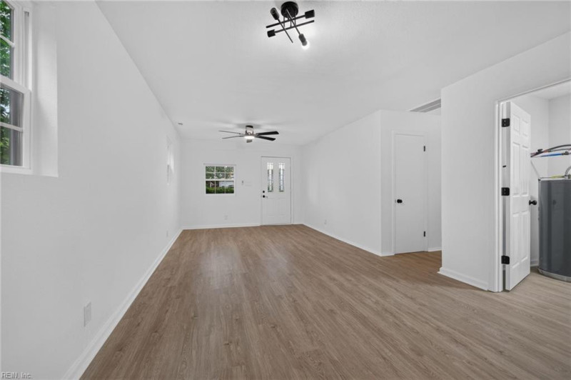Photo 7 of 28 residential for sale in Chesapeake virginia