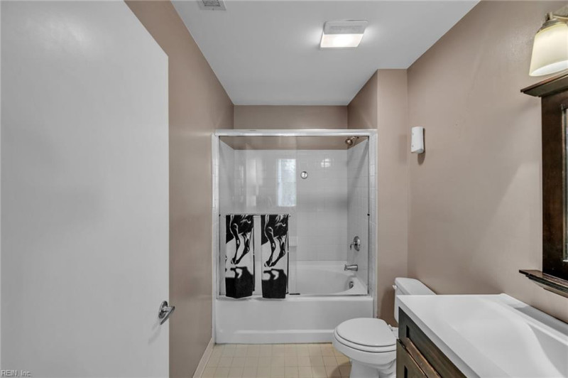 Photo 13 of 37 residential for sale in Virginia Beach virginia