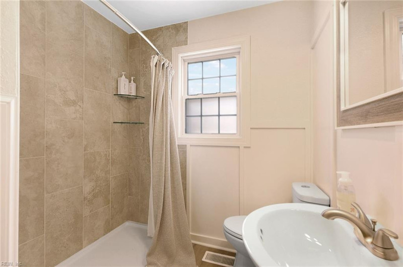 Photo 14 of 33 residential for sale in Hampton virginia
