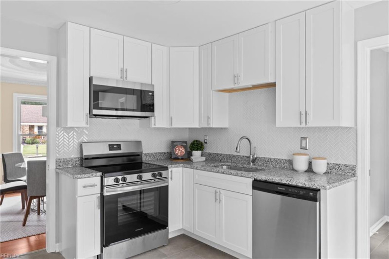 Photo 11 of 26 residential for sale in Chesapeake virginia