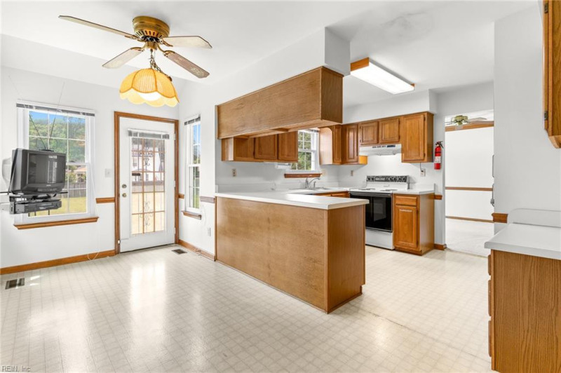 Photo 11 of 46 residential for sale in Chesapeake virginia