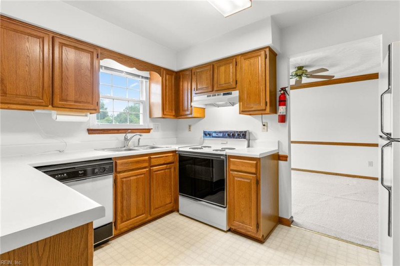 Photo 12 of 46 residential for sale in Chesapeake virginia