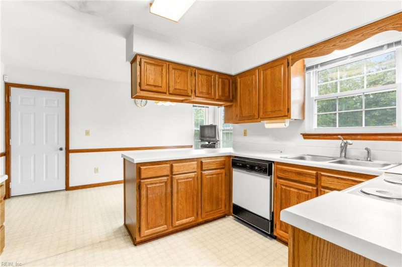 Photo 14 of 46 residential for sale in Chesapeake virginia