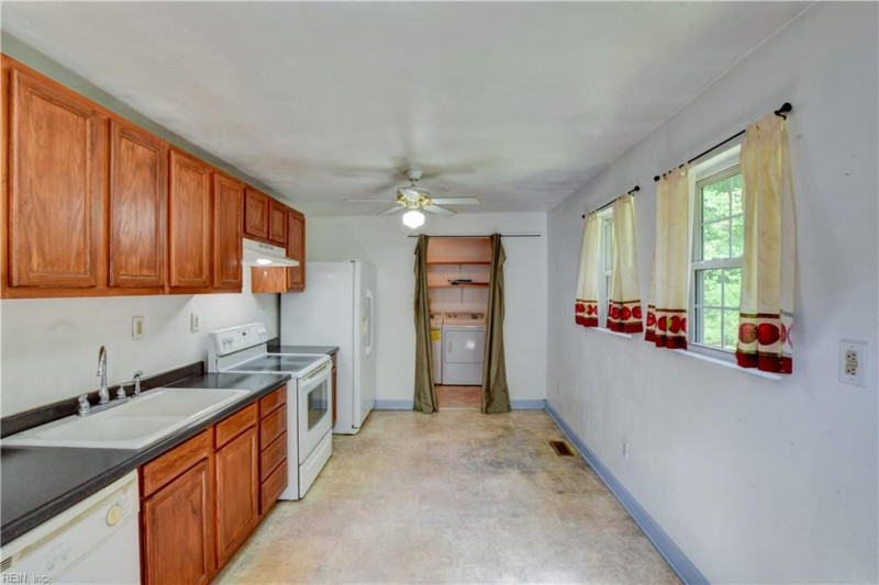 Photo 13 of 27 residential for sale in Suffolk virginia