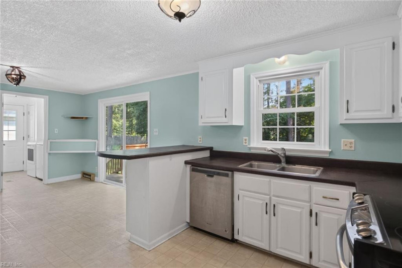 Photo 5 of 30 residential for sale in York County virginia