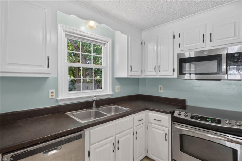 Photo 7 of 30 residential for sale in York County virginia