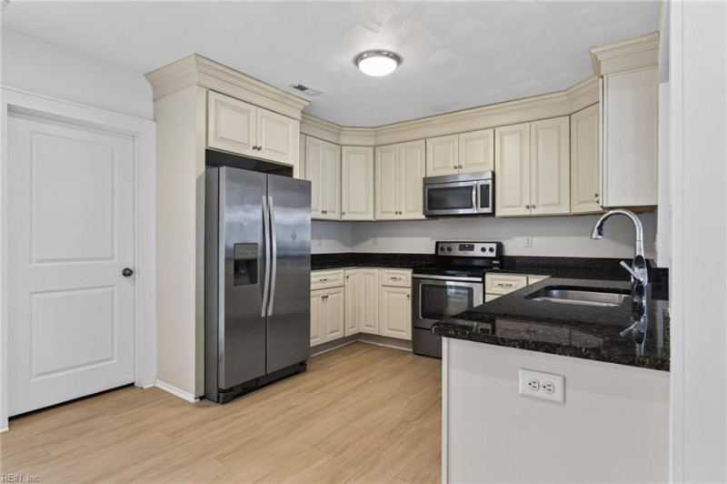 Photo 12 of 44 residential for sale in Norfolk virginia