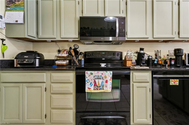 Photo 12 of 44 residential for sale in Hampton virginia