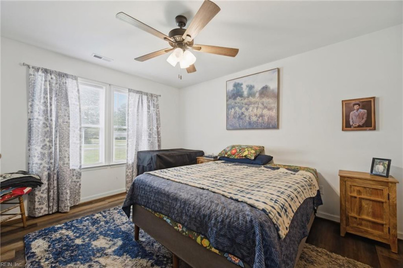 Photo 17 of 27 residential for sale in Gloucester County virginia