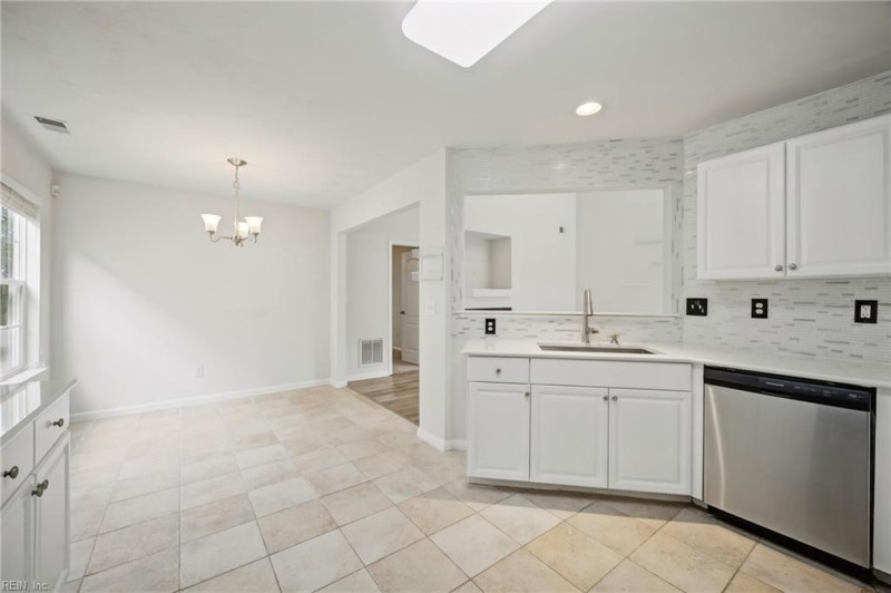 Photo 14 of 46 residential for sale in Virginia Beach virginia