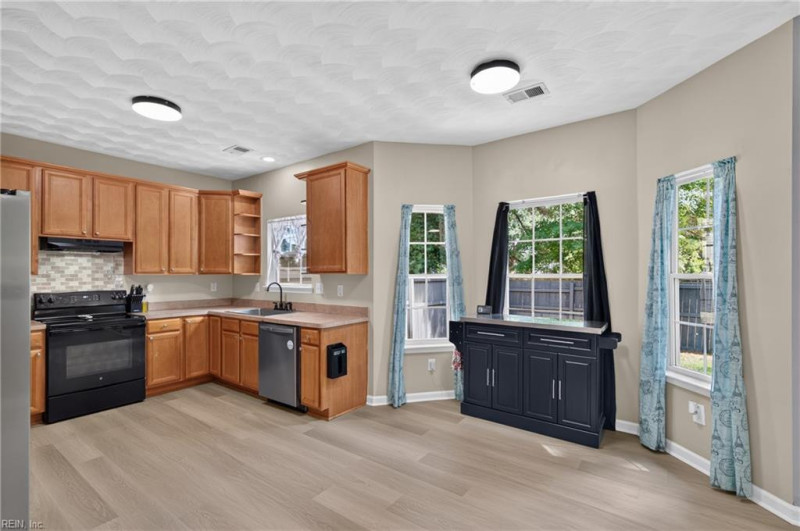 Photo 11 of 41 residential for sale in Hampton virginia