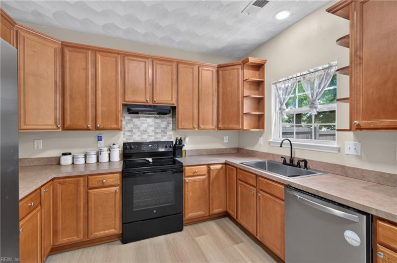 Photo 14 of 41 residential for sale in Hampton virginia