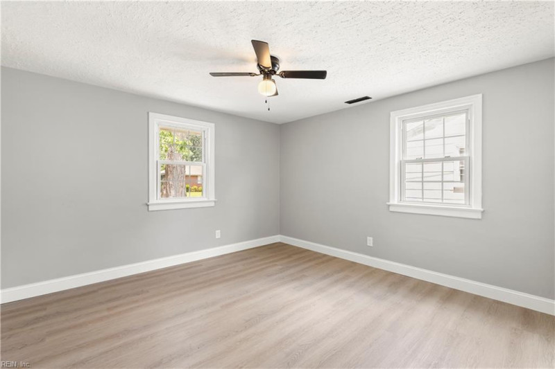Photo 12 of 21 residential for sale in Chesapeake virginia
