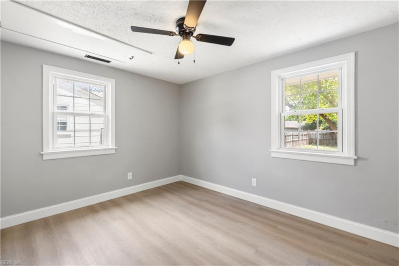 Photo 14 of 21 residential for sale in Chesapeake virginia