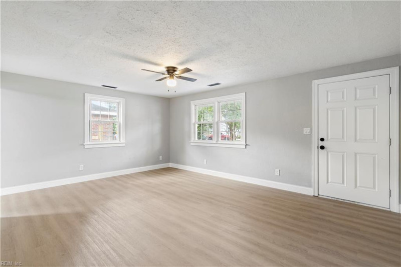 Photo 6 of 21 residential for sale in Chesapeake virginia