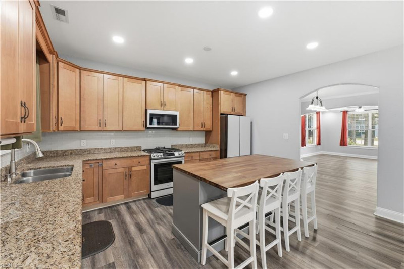 Photo 10 of 42 residential for sale in Chesapeake virginia