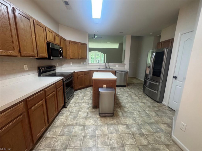 Photo 5 of 18 residential for sale in Suffolk virginia