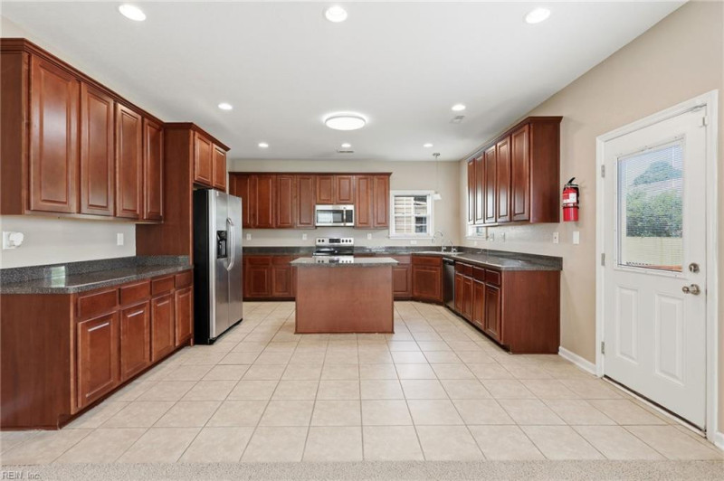 Photo 12 of 45 residential for sale in Chesapeake virginia