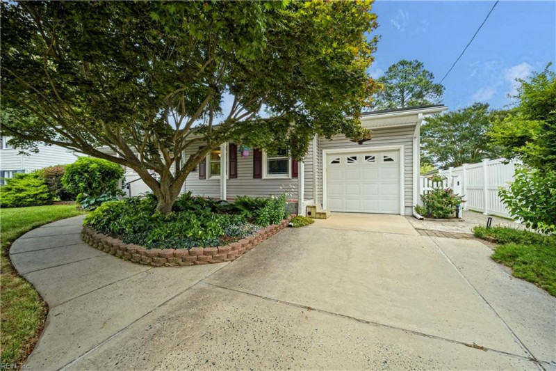 Photo 3 of 30 residential for sale in Virginia Beach virginia