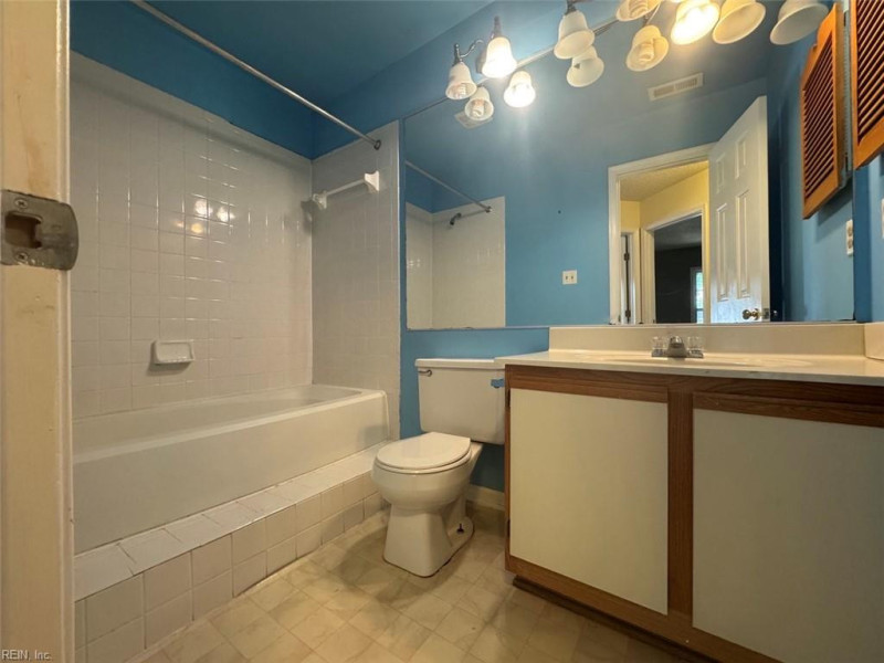 Photo 6 of 8 residential for sale in Chesapeake virginia