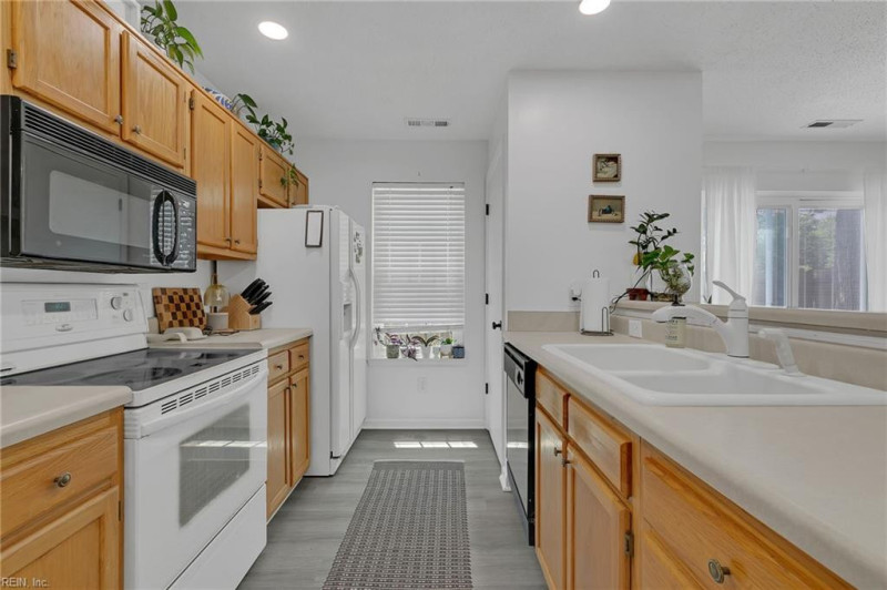 Photo 13 of 26 residential for sale in Chesapeake virginia