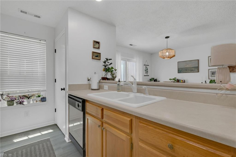 Photo 14 of 26 residential for sale in Chesapeake virginia