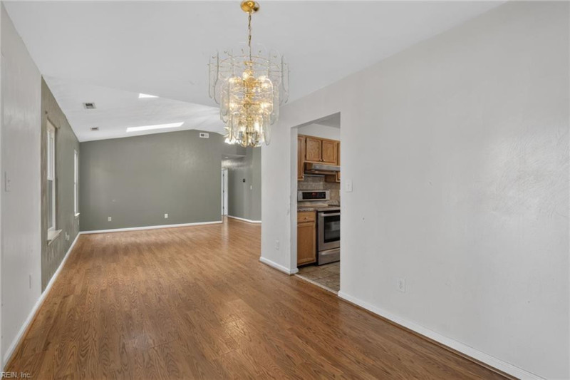 Photo 10 of 33 residential for sale in Chesapeake virginia