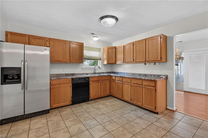 Photo 12 of 33 residential for sale in Chesapeake virginia
