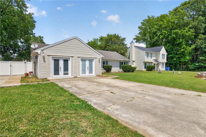 Photo 3 of 33 residential for sale in Chesapeake virginia