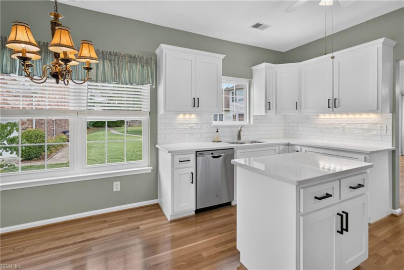 Photo 3 of 32 residential for sale in Portsmouth virginia