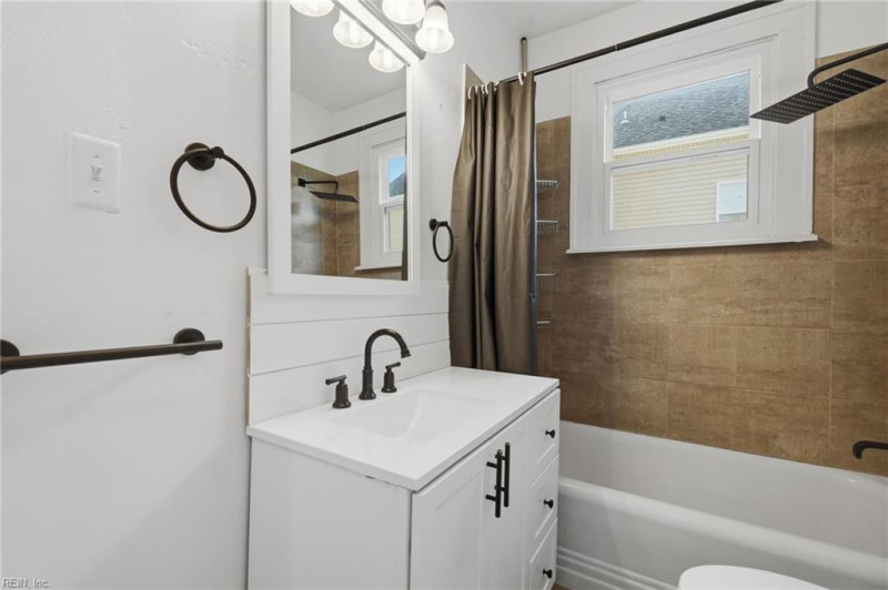 Photo 13 of 44 residential for sale in Hampton virginia