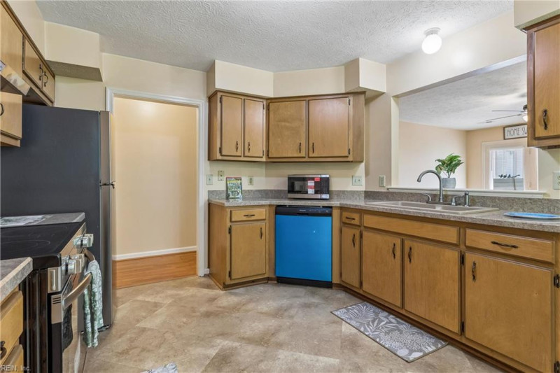 Photo 11 of 36 residential for sale in Hampton virginia