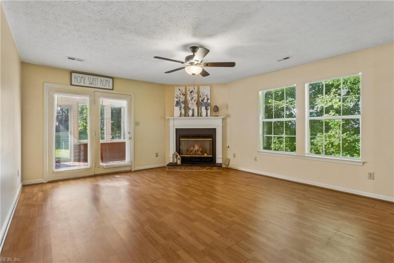 Photo 7 of 36 residential for sale in Hampton virginia