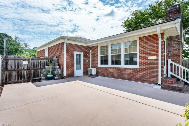 Photo 13 of 41 residential for sale in Hampton virginia