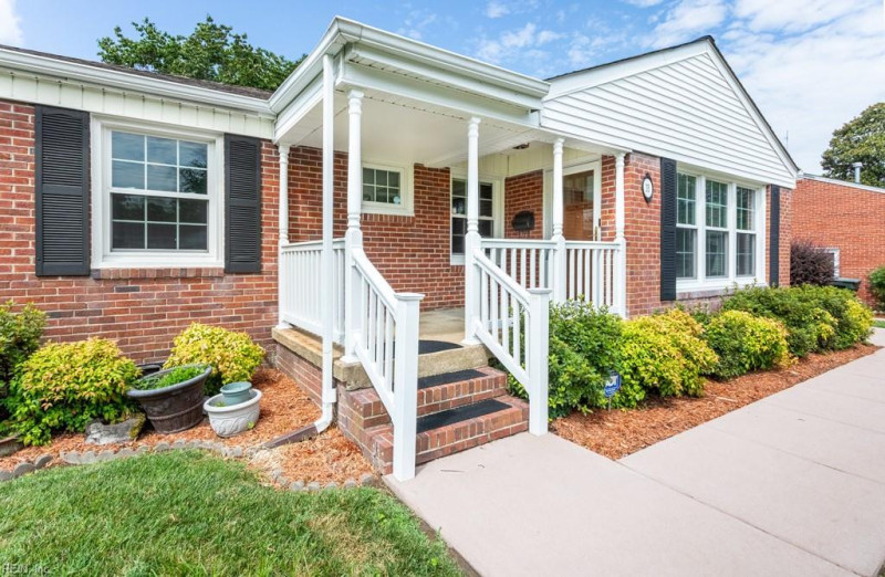 Photo 4 of 41 residential for sale in Hampton virginia