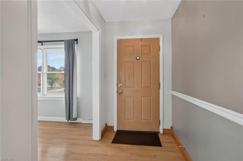 Photo 5 of 37 residential for sale in Chesapeake virginia
