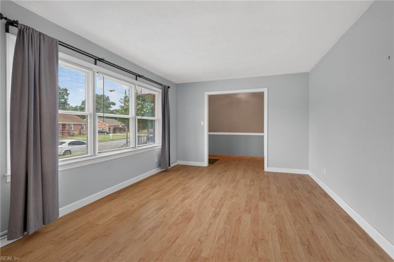 Photo 7 of 37 residential for sale in Chesapeake virginia