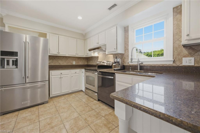 Photo 10 of 31 residential for sale in Virginia Beach virginia