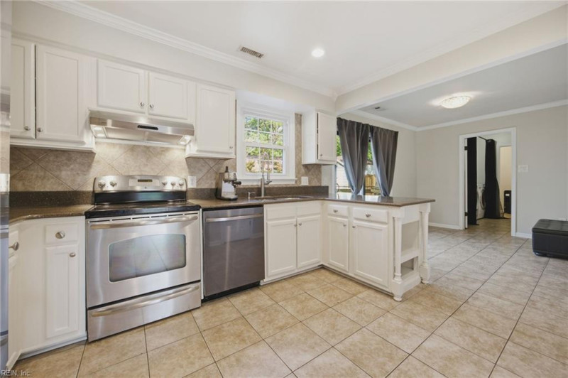 Photo 12 of 31 residential for sale in Virginia Beach virginia