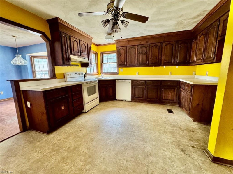 Photo 2 of 9 residential for sale in Chesapeake virginia