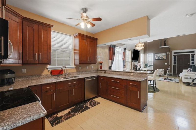 Photo 5 of 37 residential for sale in Chesapeake virginia