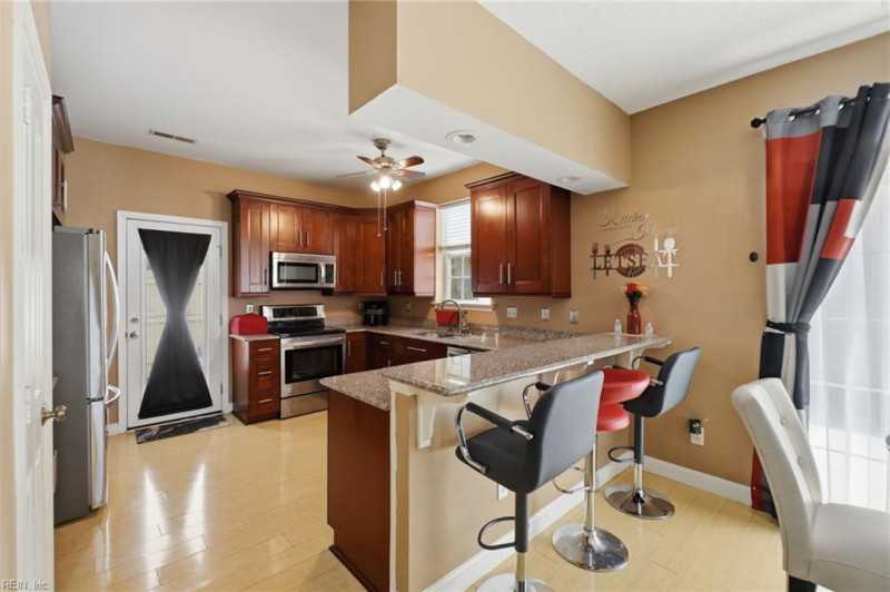 Photo 6 of 37 residential for sale in Chesapeake virginia